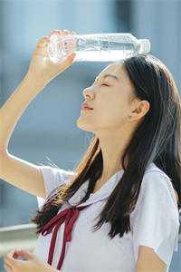 被伤透心后，女主和男二在一起了