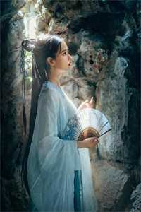 她容貌暴露后，美貌无敌于世间颜玲