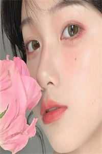 她款款而起，在春光里