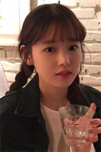 年会现场，手撕拿我卡装白富美的绿茶秘书