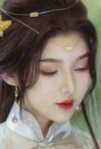 弟弟女友要在祖坟碑上刻名字，我阻止后被当小三烧头暴打