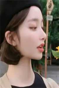 女儿的兽王夫君将她关进斗兽场
